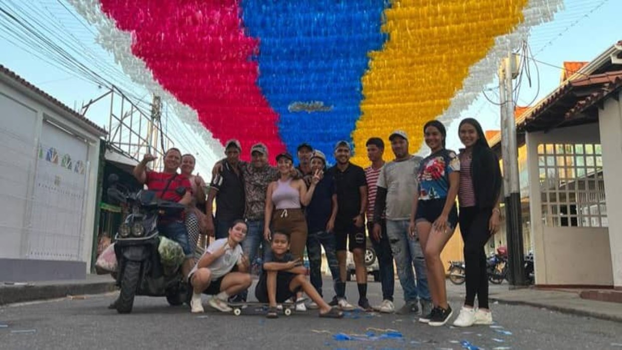 Una gigantesca Bandera de Venezuela adorna la calle tres de Socopó en ...