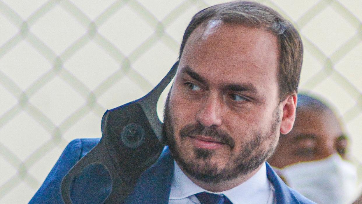 La Policía allana la casa de unos de los hijos de Bolsonaro en una ...