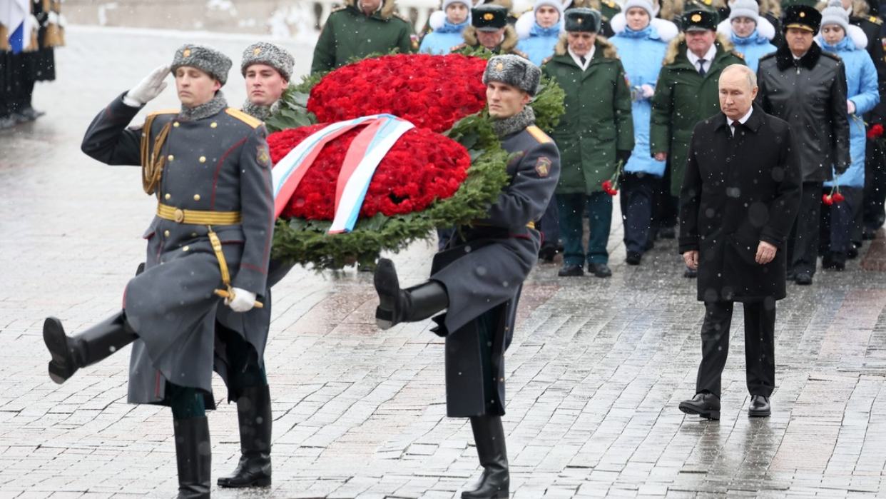 Putin deposita una ofrenda floral en la Tumba del Soldado Desconocido en Moscú