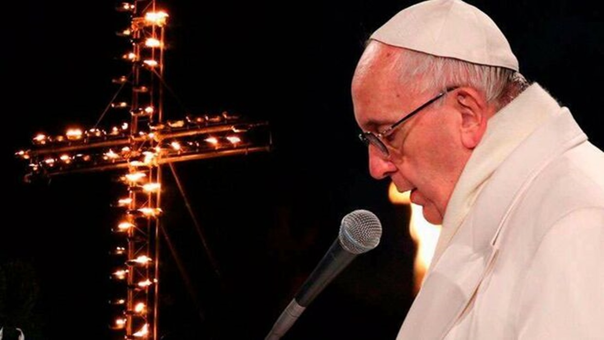 El Papa Francisco preside el viacrucis desde el Coliseo romano