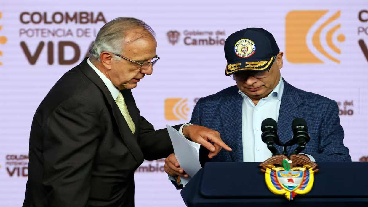 Petro denuncia una red ilícita de tráfico de armas dentro del Ejército de Colombia