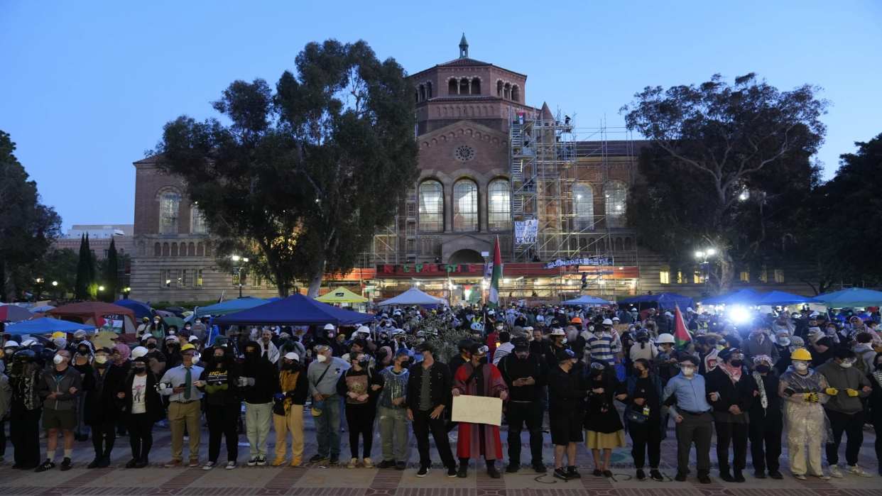 La policía empieza a desmontar barricadas en campamento de protesta propalestino en UCLA