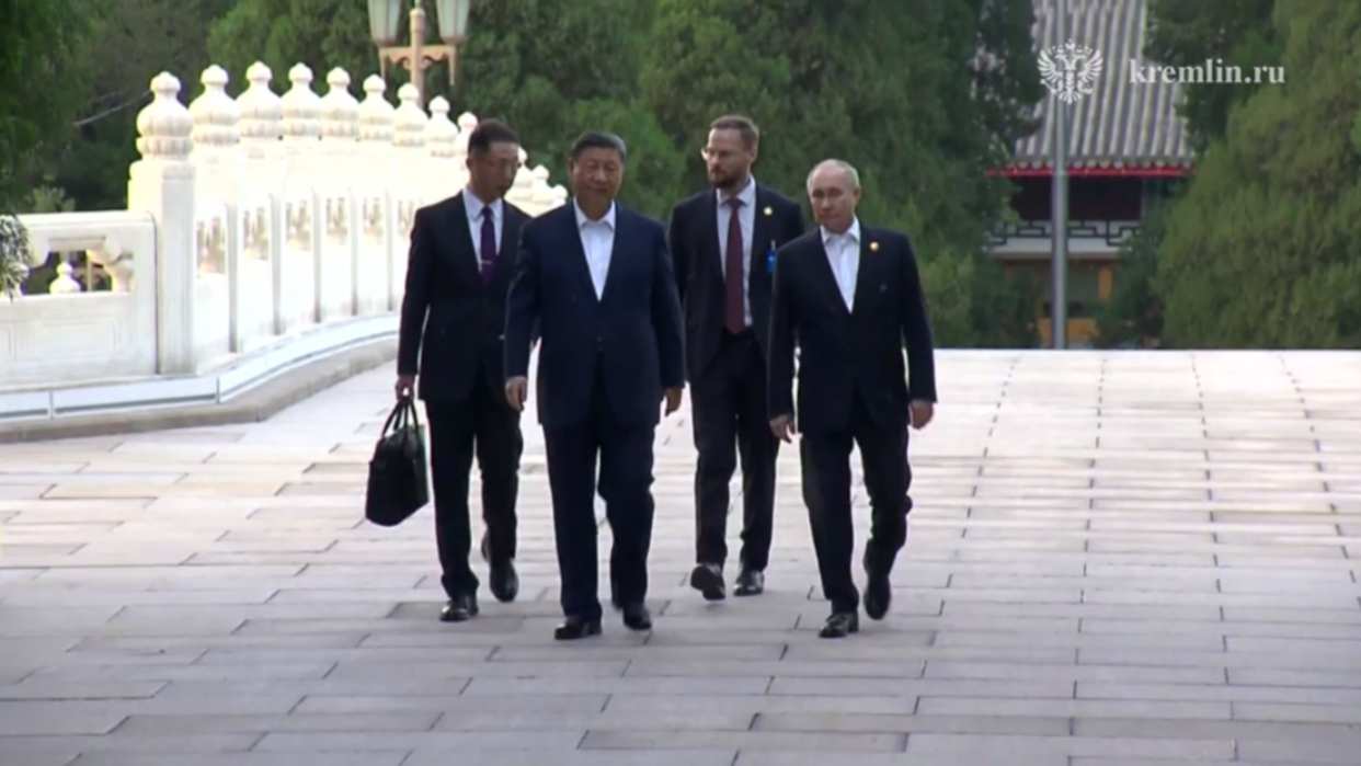 Putin y Xi mantienen una reunión informal