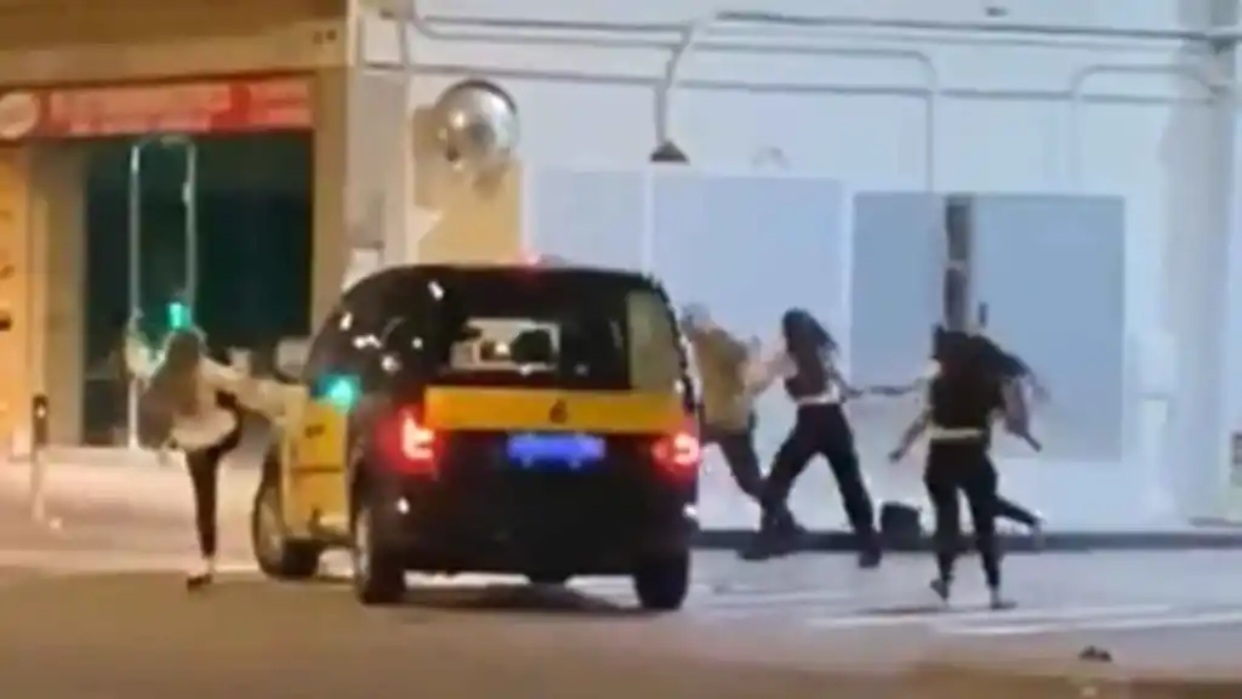 En Video: Salvaje agresión de cuatro chicas a un taxista en Santa Coloma de Gramenet, España