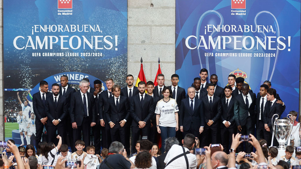 El Real Madrid sale del Santiago Bernabéu para iniciar la celebración ...