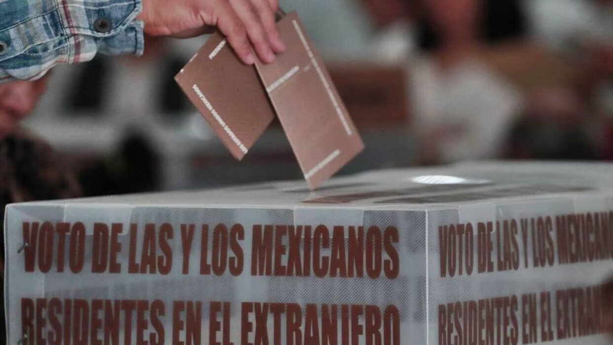 Mexicanos residentes en el extranjero acuden a votar
