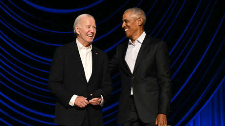 Biden queda paralizado en el escenario y tiene que sacarlo Obama (VIDEO)
