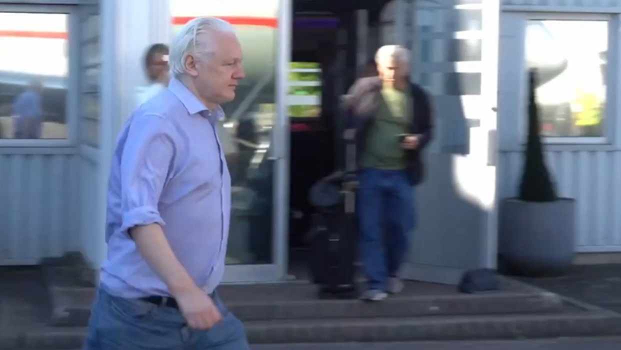 Assange llega a Bangkok, Tailandia