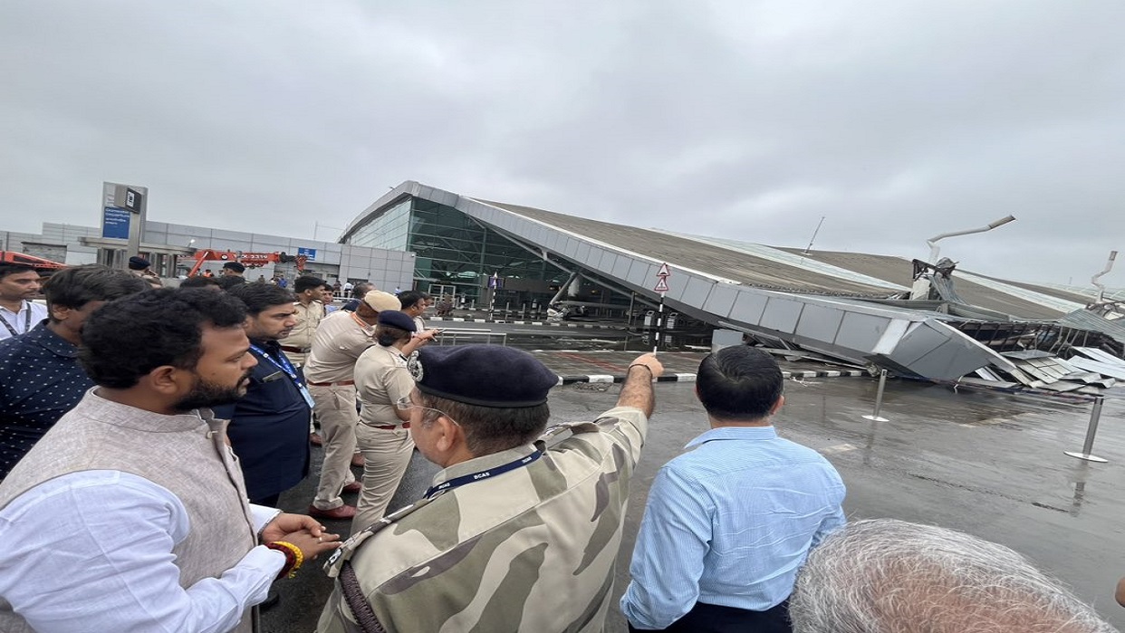 Al menos un muerto deja el derrumbe de una parte del techo de un aeropuerto en la India