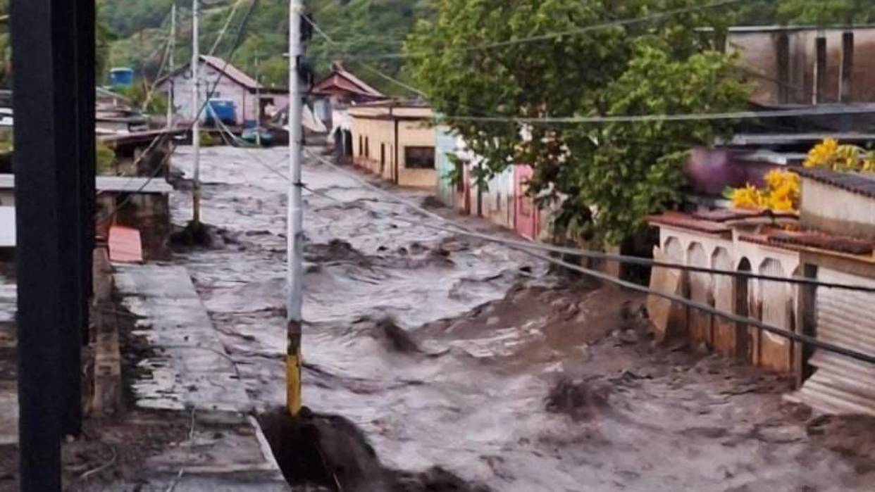 Gobernador de Sucre anuncia cierre de accesos por desbordamiento del Río Manzanares tras llegada del huracán Beryl
