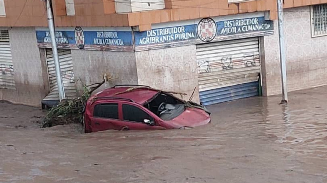 Río Manzanares del estado Sucre se desborda por intensas lluvias tras el paso del huracán Beryl por el Caribe