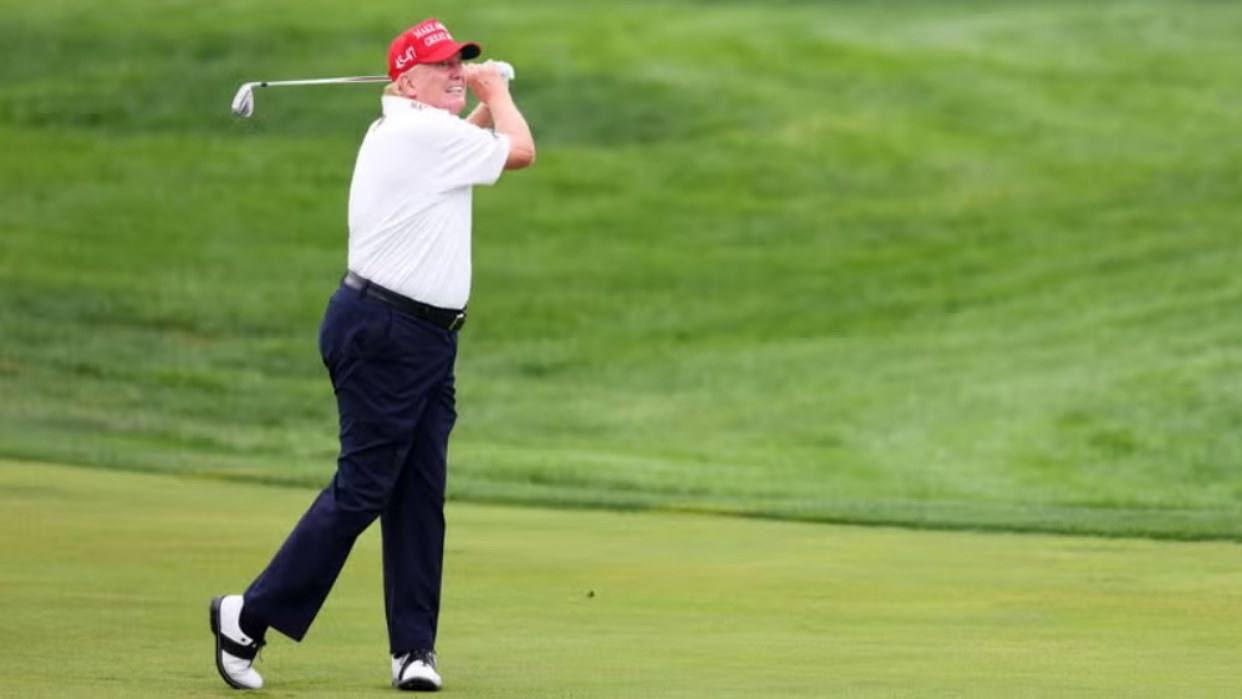 Donald Trump jugando golf antes del incidente | Foto: La Nación   