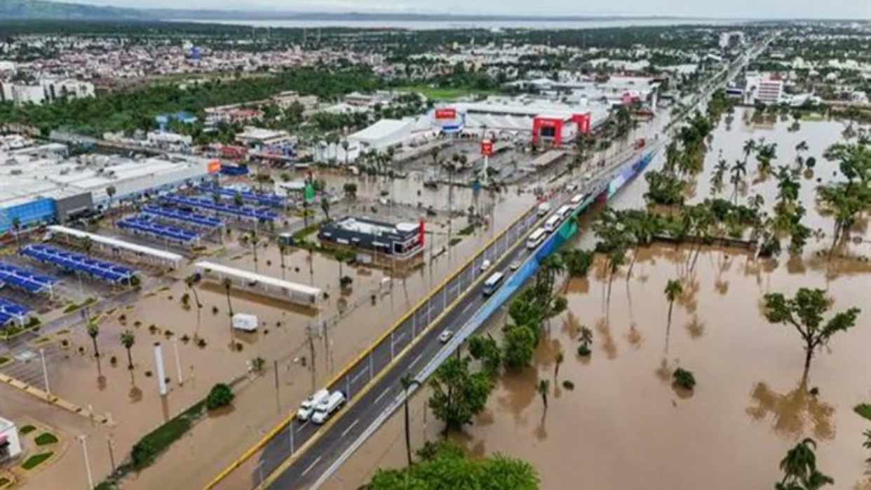 Acapulco queda bajo el agua por efectos del huracán John