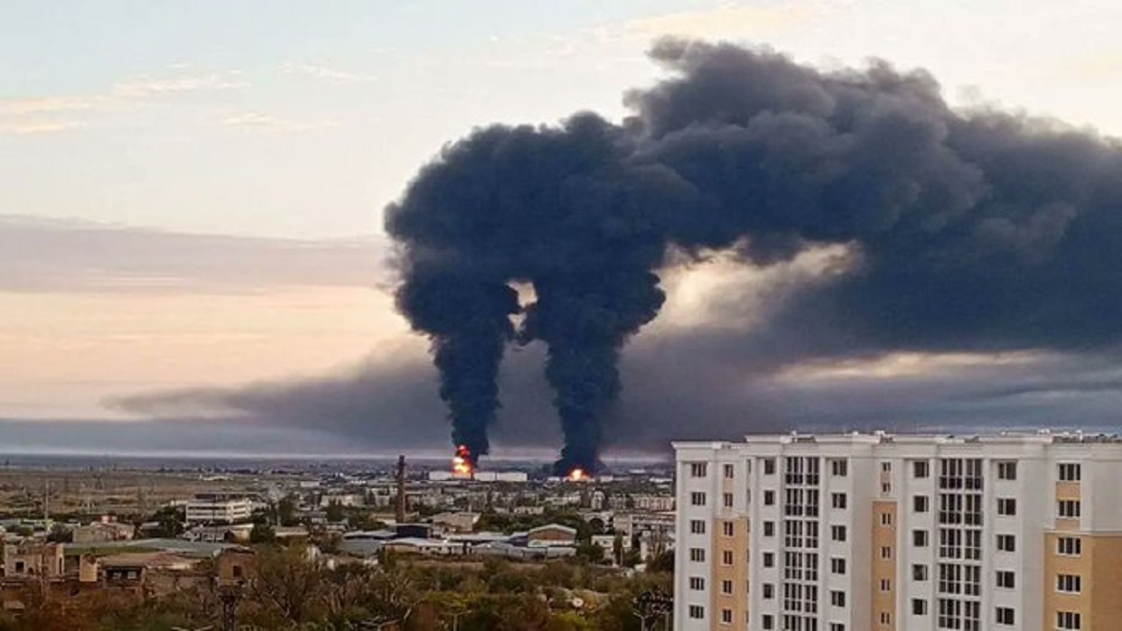 Evacuan en Rusia a más de mil personas por incendio en una terminal petrolera en Crimea