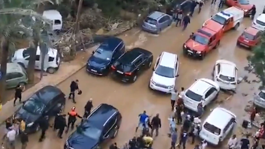 (+Video) El momento en el que Sánchez es evacuado de Paiporta entre insultos y lanzamiento de objetos