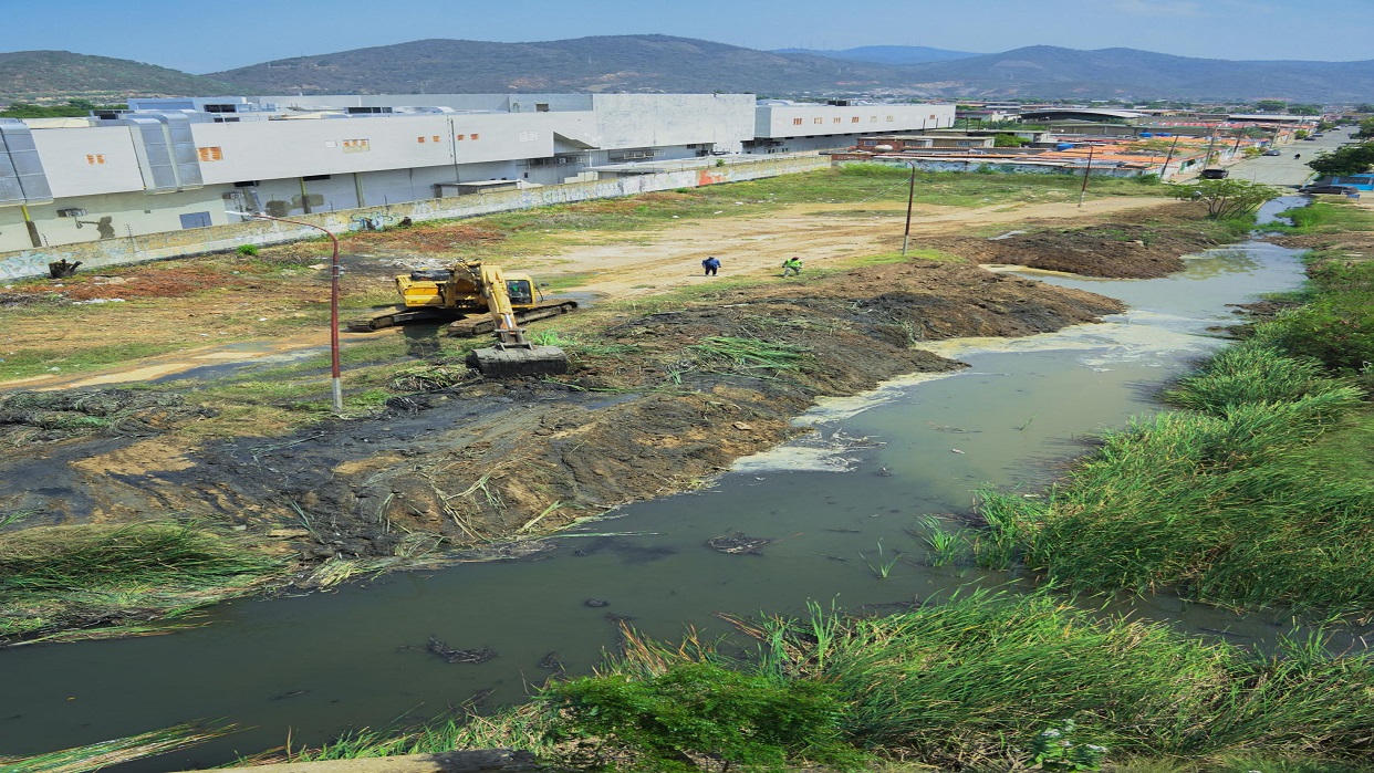 Avanza el plan de mantenimiento preventivo en canales y arroyos en el ...