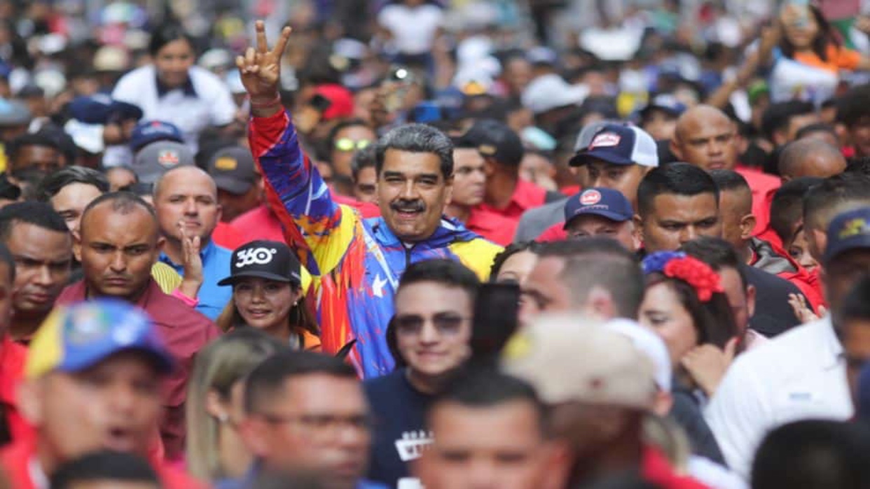 Presidente Maduro es felicitado por el pueblo en su cumpleaños número 62