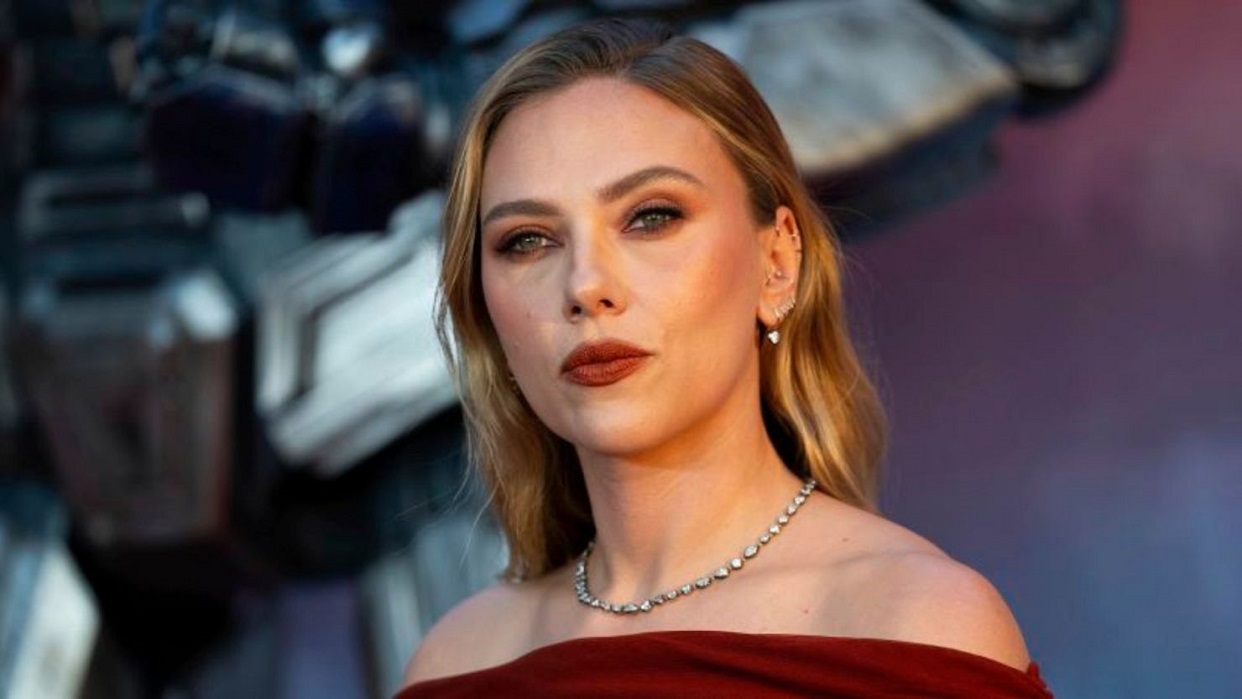 Scarlett Johansson pide que se regule la IA tras la viralización de un video falso de celebridades contra Kanye West