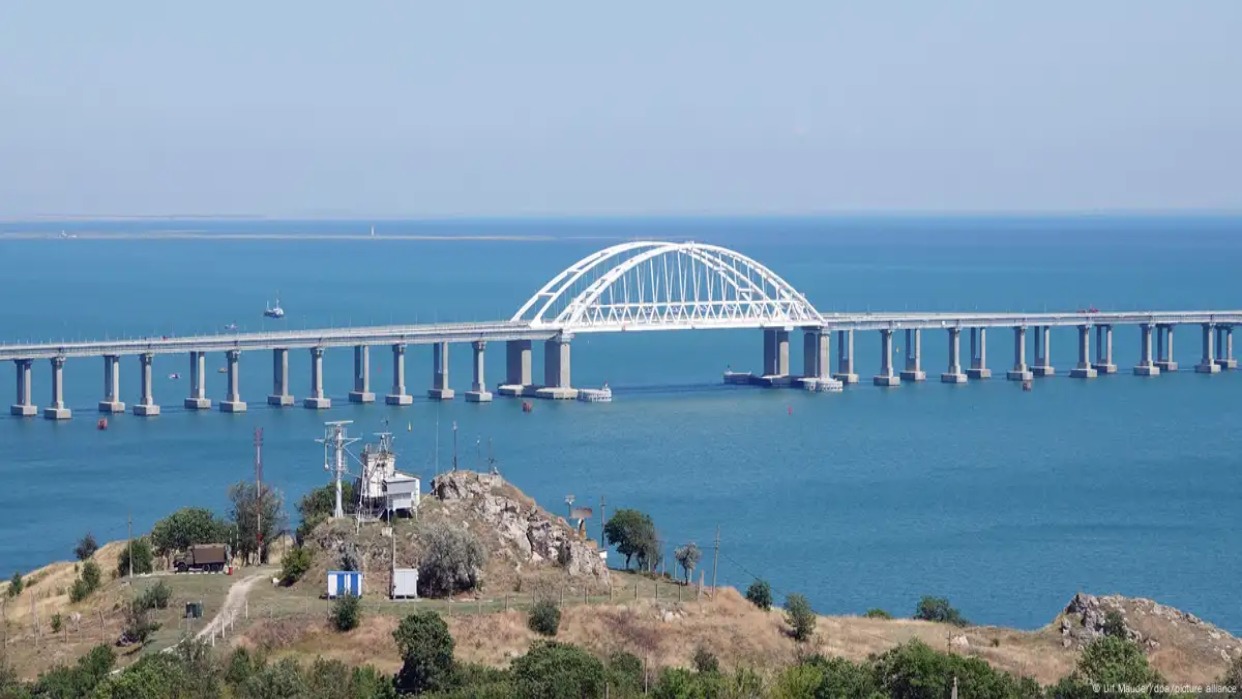 Rusia cierra el puente de Crimea tras ataque ucraniano (+Video)