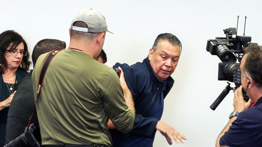 Senador demócrata es expulsado violentamente de una conferencia sobre inmigración