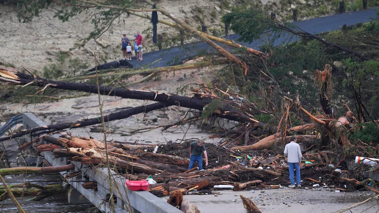 Inundaciones dejan al menos 68 muertos y decenas de desaparecidos en Texas