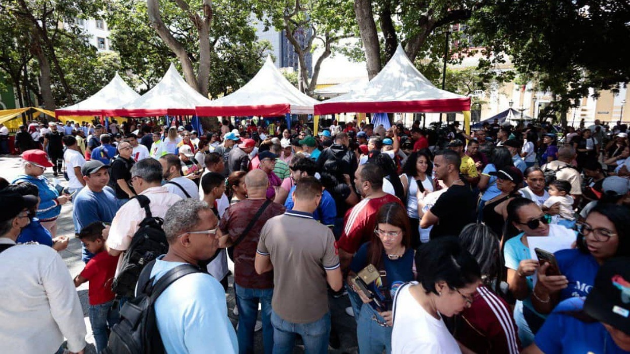 Venezolanos se reunieron en Caracas para unirse a la milicia tras el llamado de Maduro a movilizarse ante amenazas de EEUU