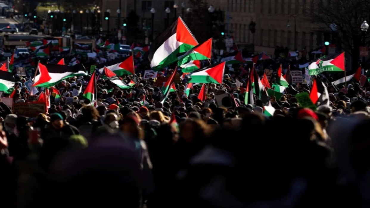 Encuesta revela profunda división en comunidad judía de EE. UU. sobre acciones de Israel en Gaza.