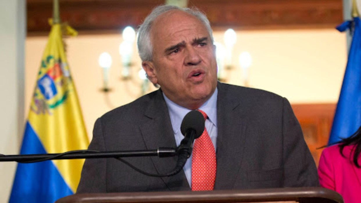 Samper: EEUU ya no está gobernado por las leyes que lo hicieron respetable, sino por la voluntad de unos matones