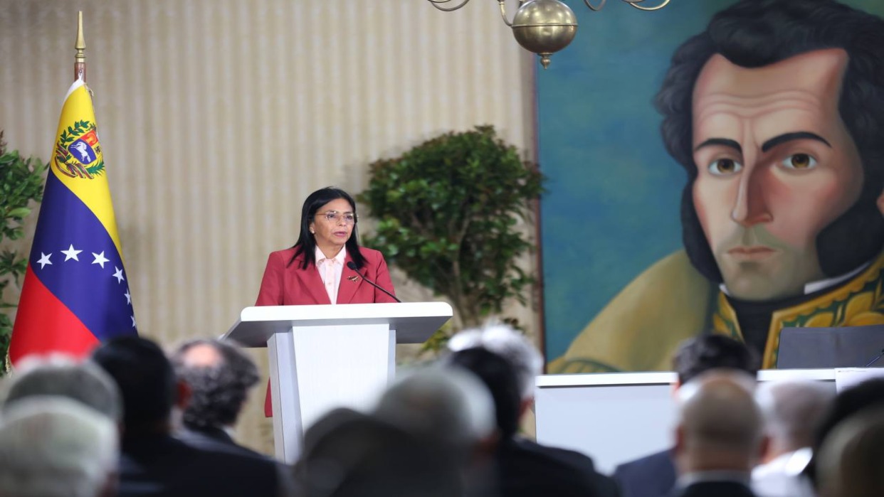 Venezuela denuncia acumulación de noticias falsas contra la presidenta encargada, Delcy Rodríguez