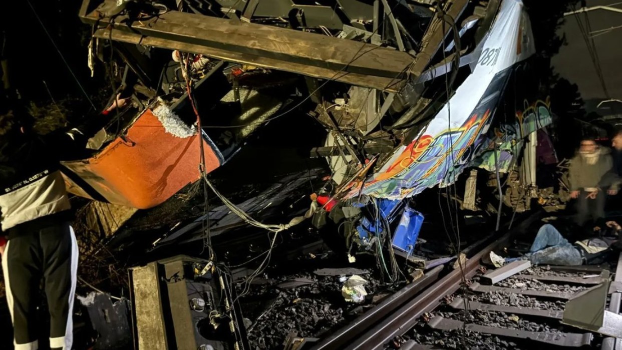 Un tren de pasajeros choca contra un muro caído en la vía cerca de ...