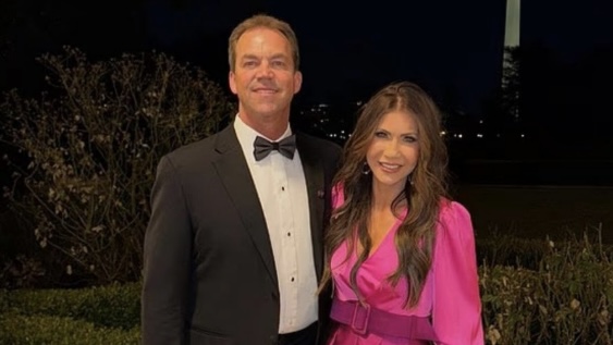 Daily Mail: Filtran fotografías vistiendo como mujer del esposo de una  exfuncionaria de Donald Trump (+Fotos)